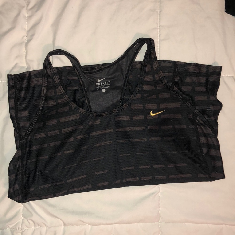 Women’s Nike top